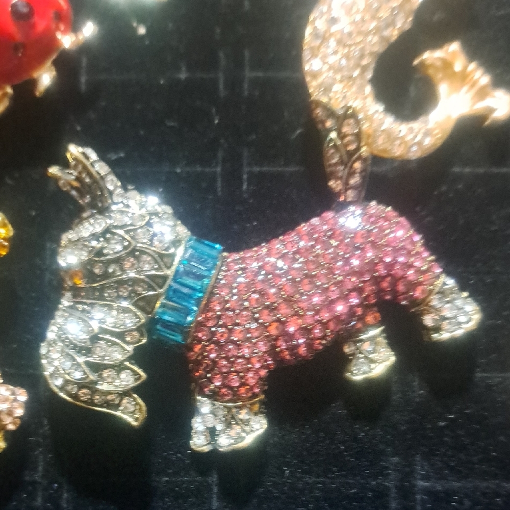 Elegant Gold and Silver Brooches - Picture 5 of 11